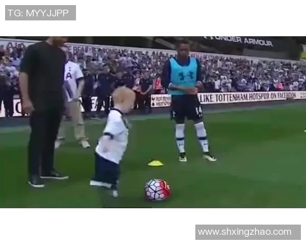 从青涩少年到球场巨星 足球球星小时候合照揭开成长之路 从青涩少年到球场巨星 足球球星小时候合照揭开成长之路