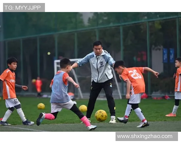 少年球员学习模仿世界足球巨星经典动作提升个人技术魅力