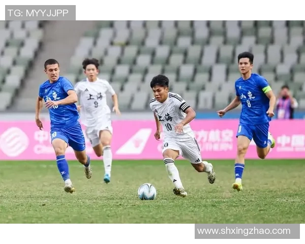 短袖足球明星背后的训练与比赛故事展现职业精神与青春活力